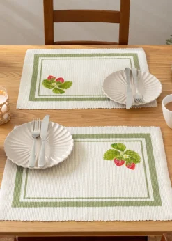 furn. Strawberry Set Of 4 Table Placemats (46 x 36cm)