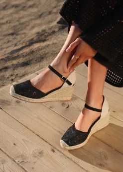 Linzi Kayla Black Closed Toe Wedge