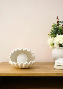 ValueLights Sammie White Ceramic Shell Table Lamp (15cm x 19.5cm x 18.5cm)