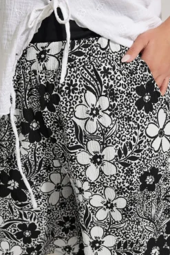 Yours Curve Black Floral Textured Shorts